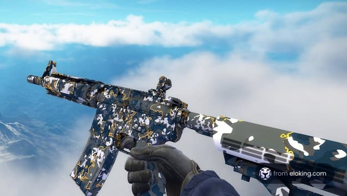 曇り空をバックにした迷彩パターンの軍用スタイルの武器の詳細ビュー。