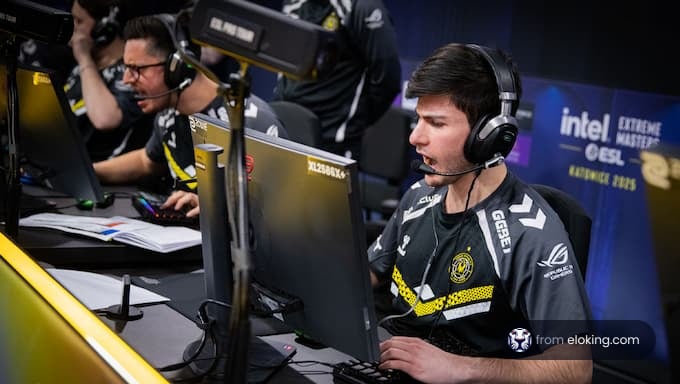 Spieler, die sich während eines Esport-Turniers bei den Intel Extreme Masters 2023 konzentrieren.