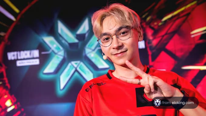Esports player smiling and making a peace sign